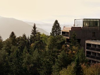 Das Saltus in Südtirol, harmonisch in die Natur eingebettet, mit Panoramablick auf die umliegende Berglandschaft | © Saltus