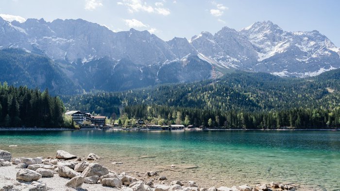 Weitblick über den Eibsee mit der Zugspitze im Hintergrund | © Getty Images