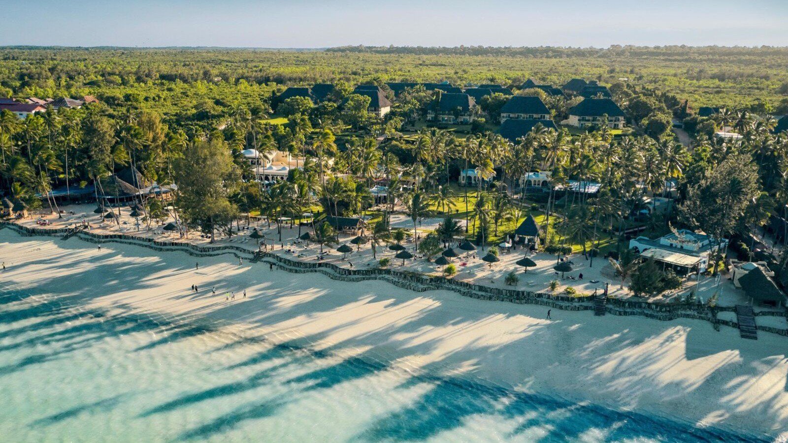 Blick auf das TUI BLUE Bahari Zanzibar, eingebettet in die spektakuläre Naturlandschaft von Sansibar | © TUI