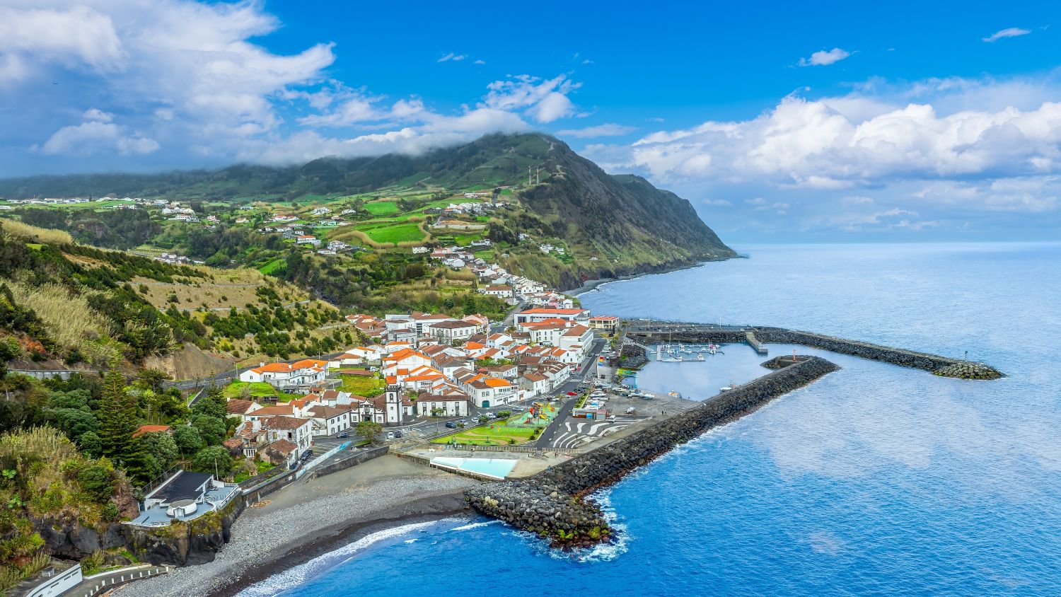 Blick auf Povoação auf der Insel São Miguel, ein charmantes Städtchen mit elegantem Rathaus, historischer Kirche und weitem Panorama über Ozean und Berge | © Getty Images