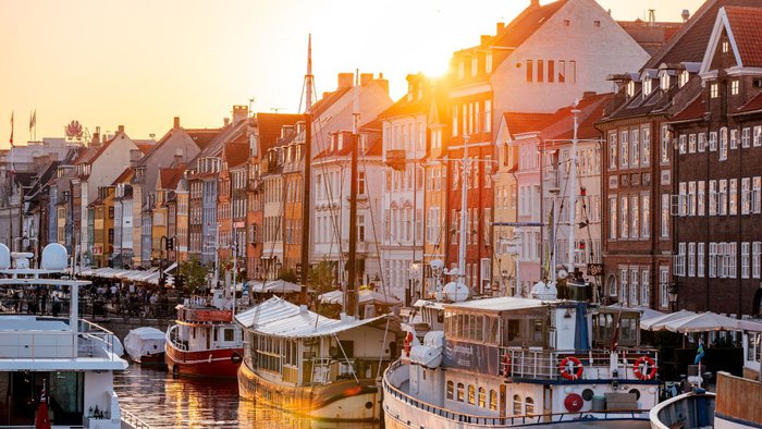 Skyline von Kopenhagen und der Nyhavn-Hafen bei Sonnenuntergang im Sommer, Kopenhagen, Dänemark | © Getty Images