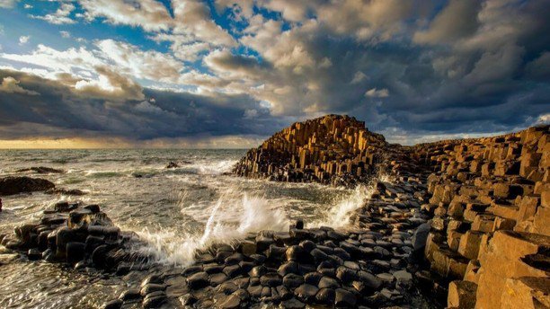 Basaltsäulen des Giant’s Causeway an der Küste bei Bushmills, County Antrim, unter einem weiten Himmel | © Tourism Ireland
