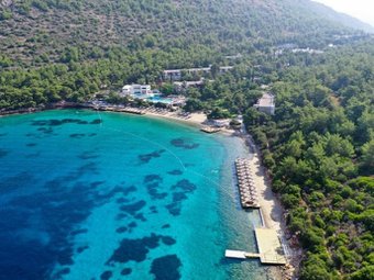 Überblick über den Strand und das Resort mit direkter Lage am Meer, weitläufiger Anlage und beeindruckender Küstenkulisse | © Hapimag Sea Garden Resort Bodrum