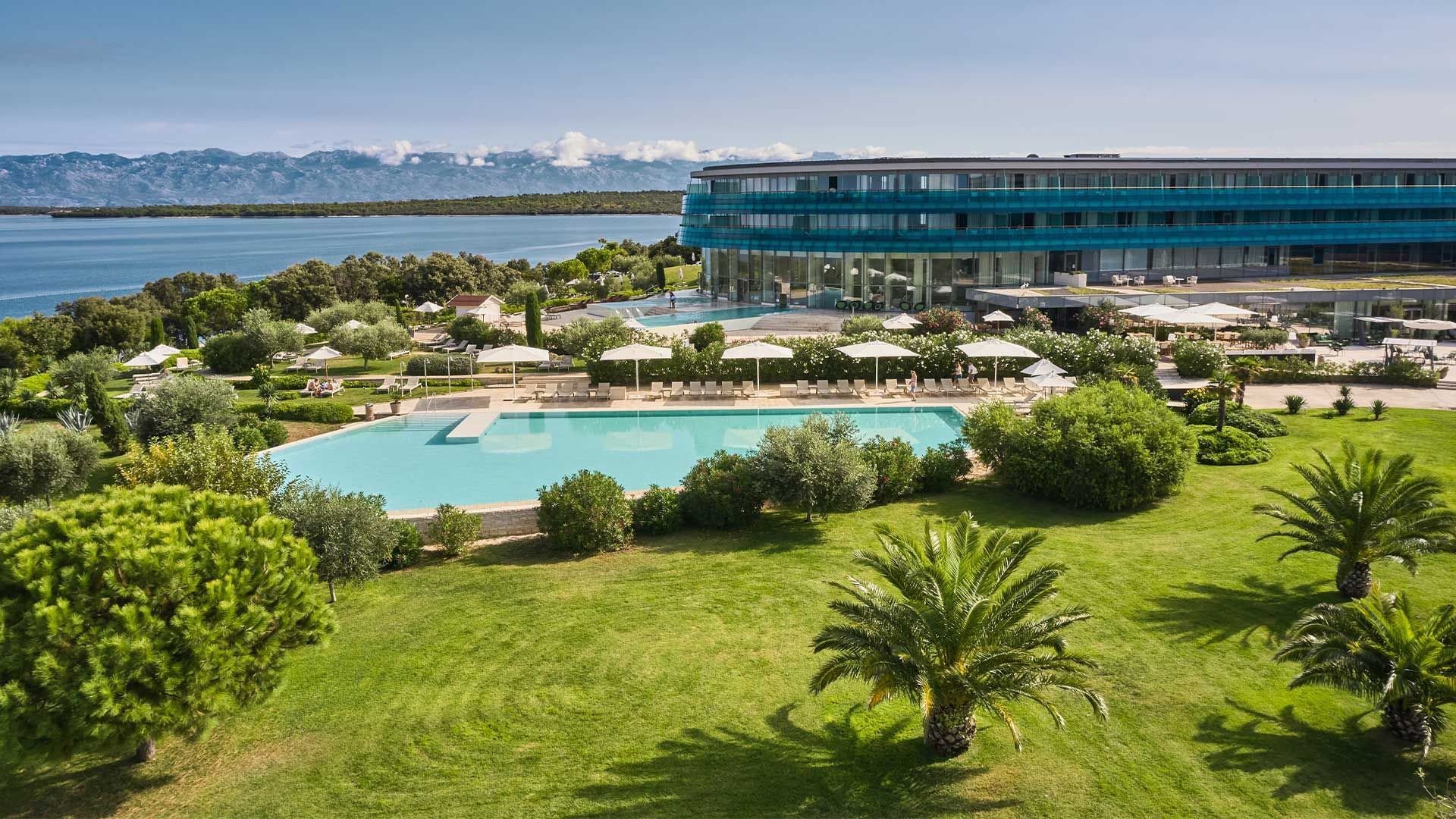 Schöne Hotelanlage mit Pool und modernen Gebäuden des Falkensteiner Hotel & Spa Iadera | © Falkensteiner Hotel & Spa Iadera