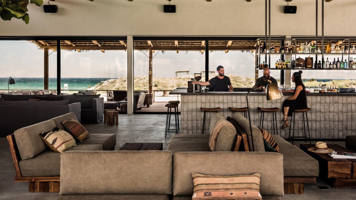 Bar des OKU Kos mit Blick auf den Ozean | © OKU Hotels/Georg Roske