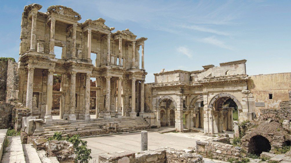Antike Ruinen in der Türkei mit Säulen und Torbögen unter blauem Himmel | © MSC Cruises