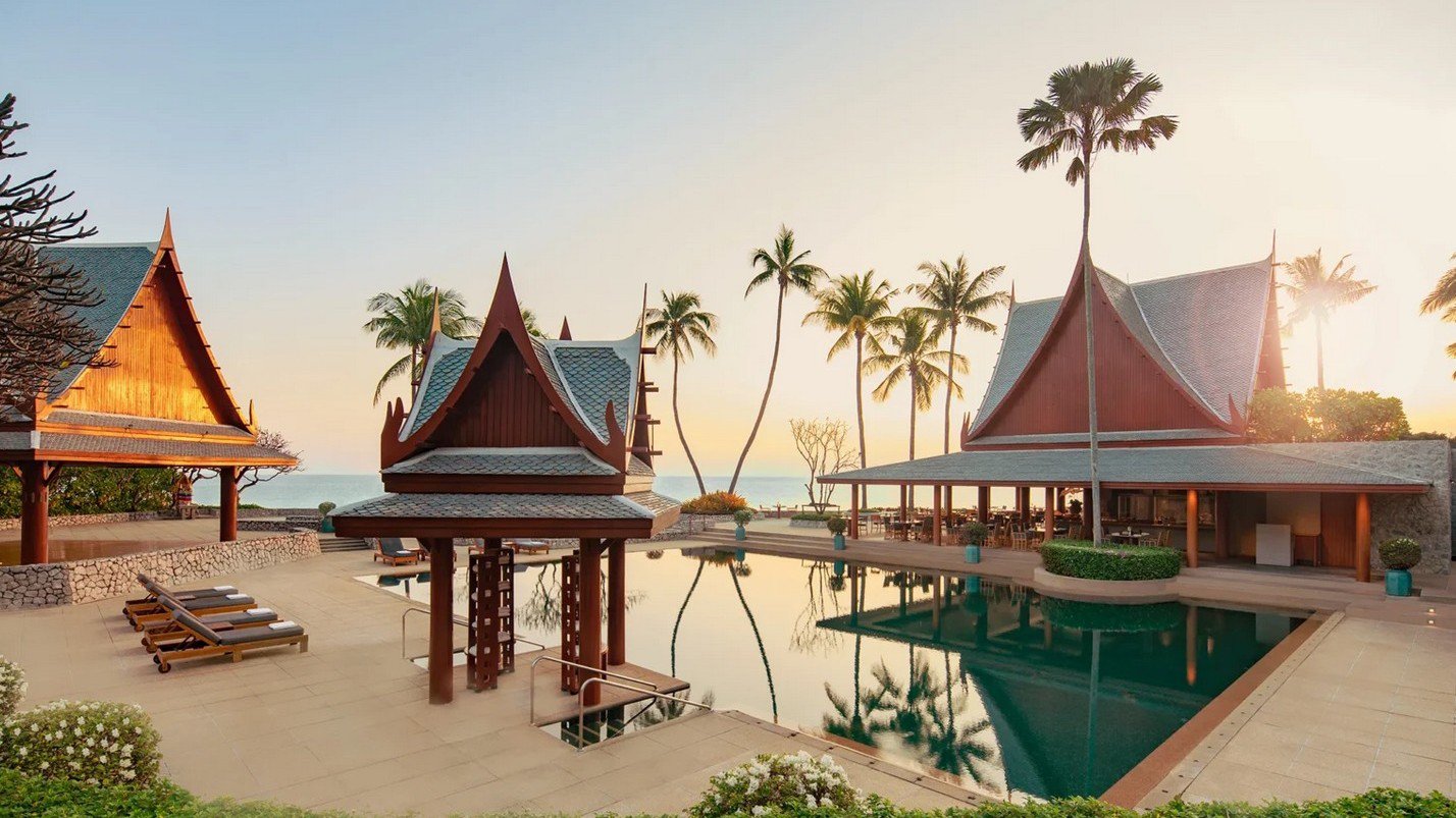 Outdoor‑Pool „Taste of Siam“ bei Sonnenaufgang | © Chiva-Som Hua Hin