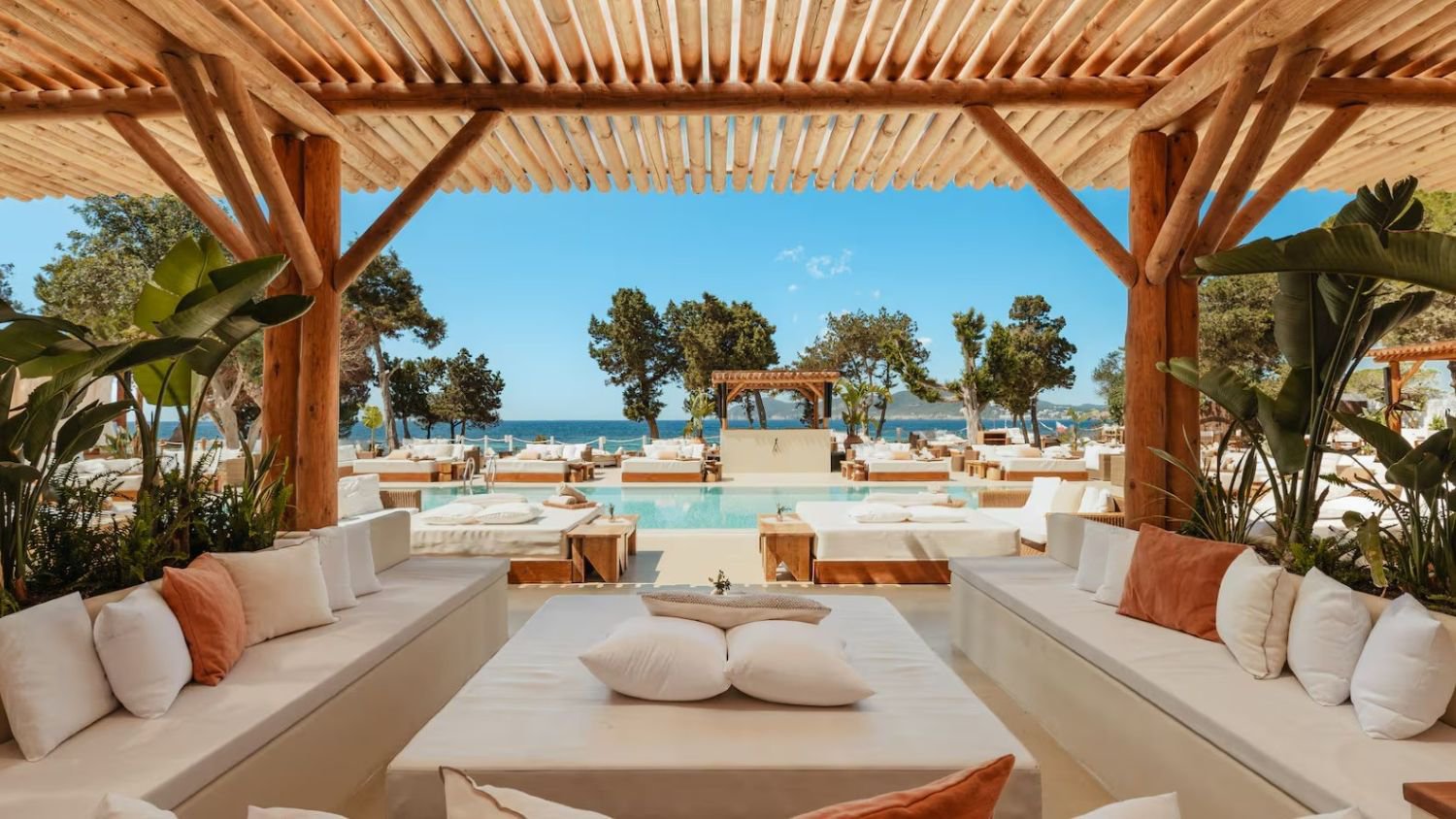 Stylische Liegebereiche am Pool mit Blick auf das glitzernde Mittelmeer, ideal zum Entspannen und Genießen der mediterranen Atmosphäre | © ME Ibiza