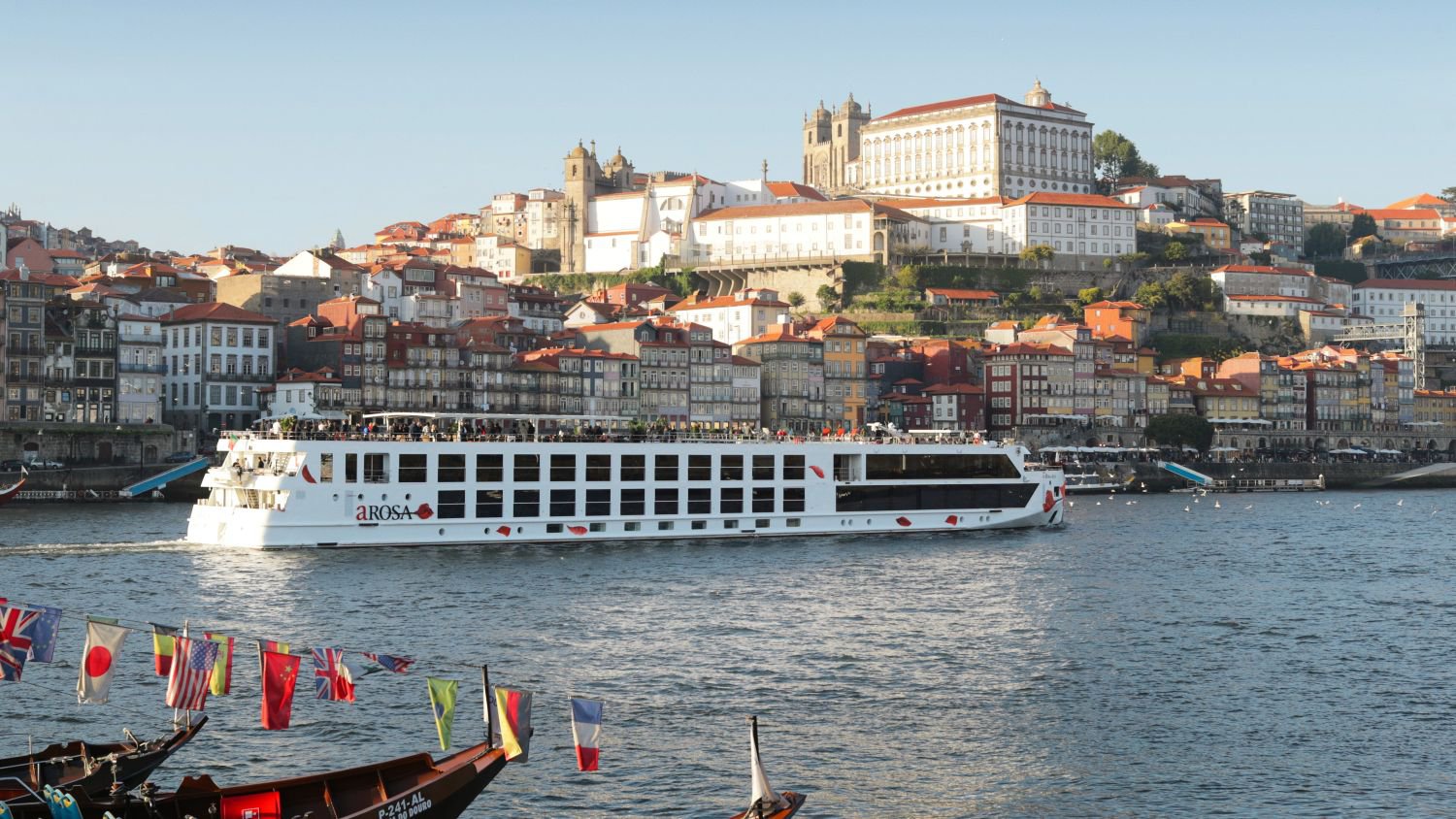 Die A‑ROSA ALVA fährt durch Porto und fügt sich malerisch in die Uferkulisse der Stadt ein | © A-ROSA