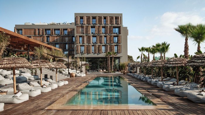 Schöner Poolbereich des OKU Ibiza mit gemütlichen Liegen und entspannter Atmosphäre unter der Sonne Ibizas | © OKU Ibiza