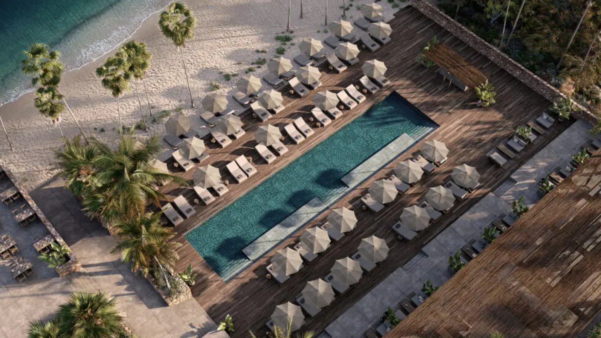 Drohnenaufnahme des Pools, des Strands und des Meeres am OKU Andalusia | © OKU Andalusia