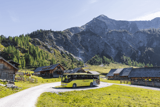 Der Wanderbus Planai inmitten der herrlichen Natur rund um die Ursprungalm.