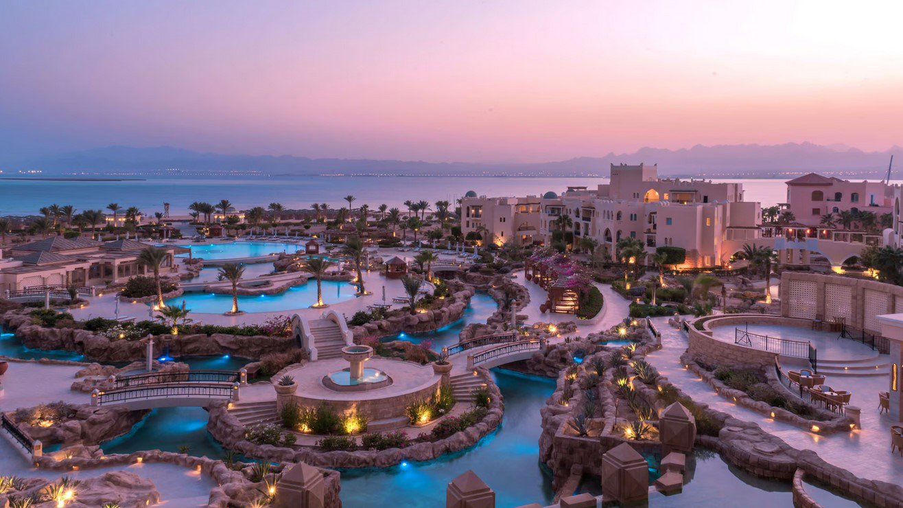 Die lagunenartige Poollandschaft im Sonnenuntergang | © Kempinski Soma Bay