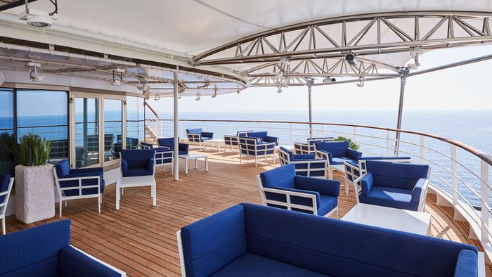 Außenbereich an Bord der Silversea Silver Muse mit stilvollen Sitzplätzen und Meerblick | © Silversea