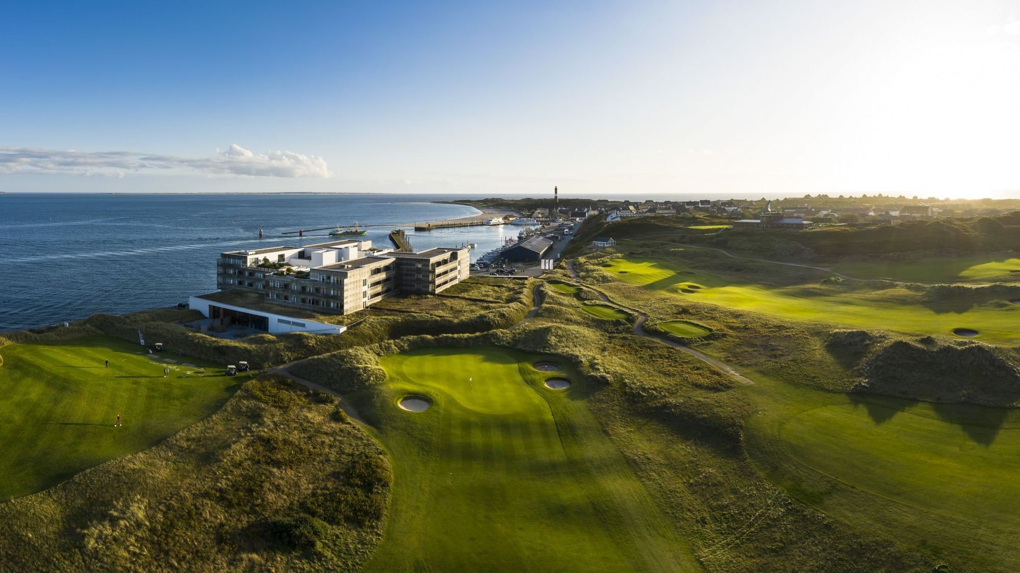 Luftaufnahme des Hotels BUDERSAND auf Sylt mit angrenzendem Golfplatz direkt am Meer | © Budersand Hotel - Golf & Spa