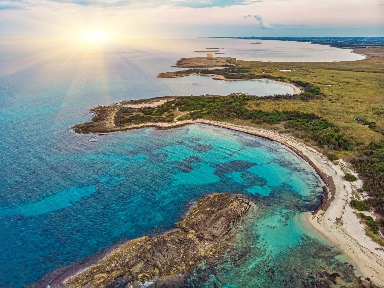 Drohnenaufnahme der Küstenlandschaft rund um Brindisi mit felsigen Ufern, blauem Meer und mediterraner Vegetation | © Discover Airlines