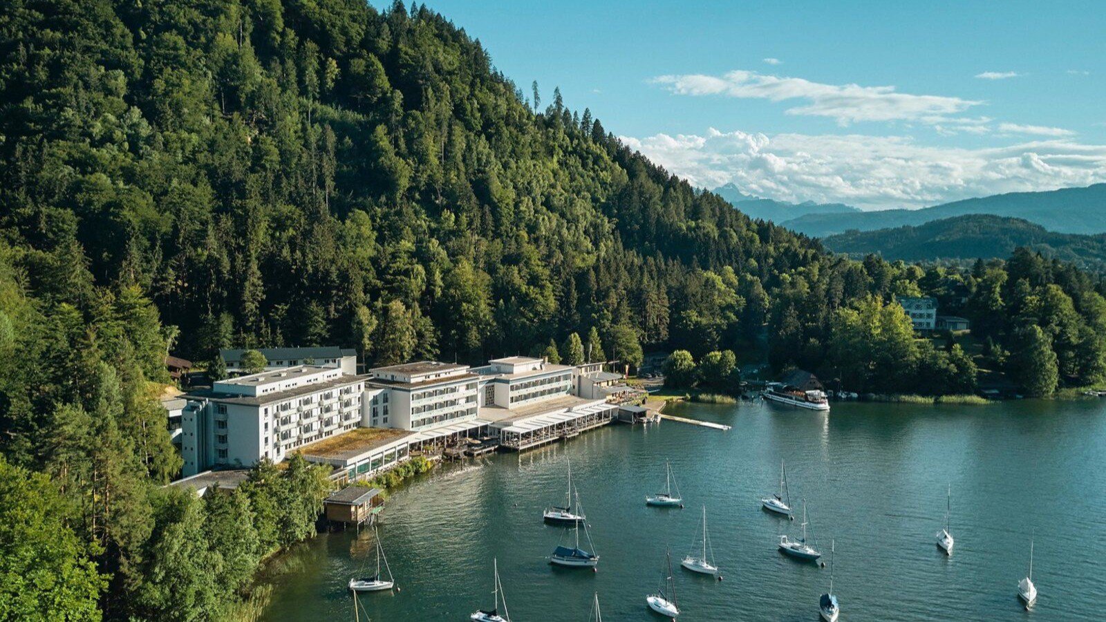 Das ROBINSON LANDSKRON idyllisch gelegen zwischen dem Ossiacher See und den Bergen | © TUI