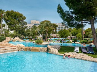 Poolbereich des Grupotel Gran Vista & Spa auf Mallorca mit großzügiger Wasserlandschaft, Sonnenterrassen und Palmen in entspannter Urlaubsatmosphäre | © Grupotel Hotels & Resorts