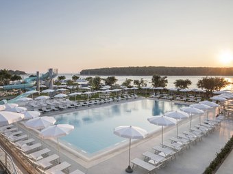 Pool des Falkensteiner Hotel Park Punat bei Sonnenuntergang | © Falkensteiner Hotel Park Punat