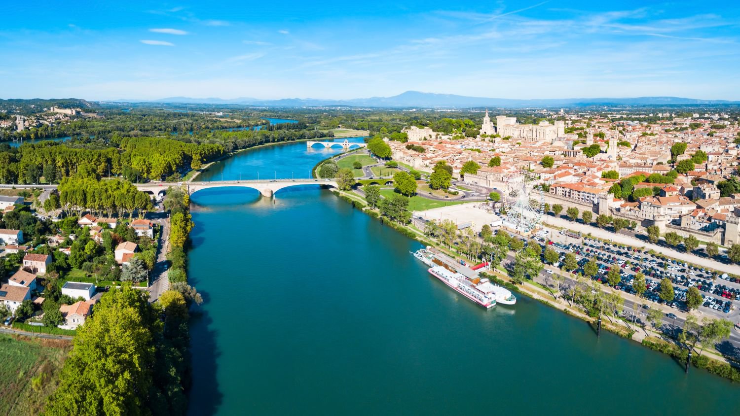 Panoramablick aus der Luft auf die Rhône und die Stadt Avignon in Südfrankreich | © Getty Images