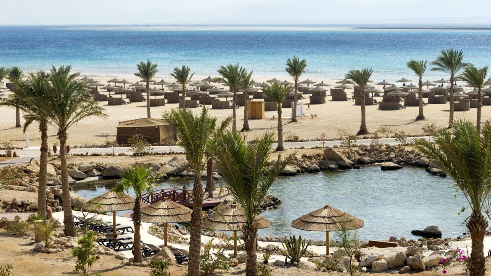 Schöne Anlage des ROBINSON SOMA BAY mit Strand und Blick auf das Meer im Hintergrund | © TUI