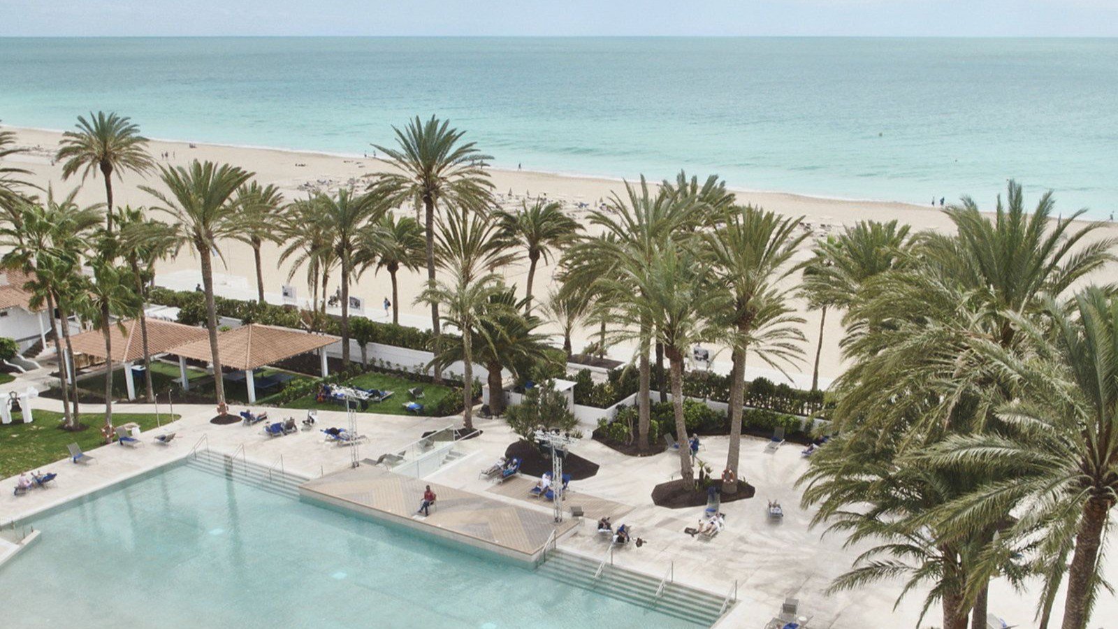 Großer Erlebnispool des ROBINSON JANDIA PLAYA direkt am Strand mit Blick auf den Atlantik | © TUI
