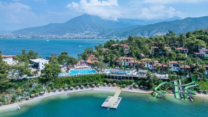 Blick auf die private Halbinsel des Club & Hotel Letoonia in Fethiye, umgeben von türkisblauem Meer und üppiger, grüner Vegetation | ©  Club & Hotel Letoonia