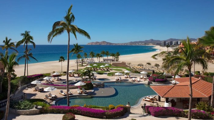 Luftaufnahme des Hauptpools und des Strandbereichs des Zoëtry Casa del Mar Los Cabos mit Palmen, Liegen und Blick auf das Meer | © Zoetry Casa Del Mar Los Cabos