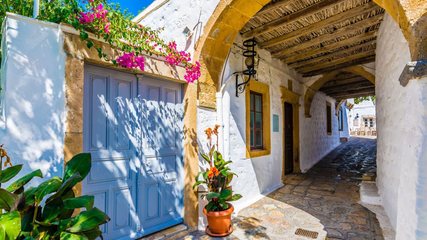 Blick durch eine malerische alte Gasse im Dorf Chora auf Patmos, umgeben von weiß getünchten Häusern und mediterraner Atmosphäre | © Shutterstock/Silversea