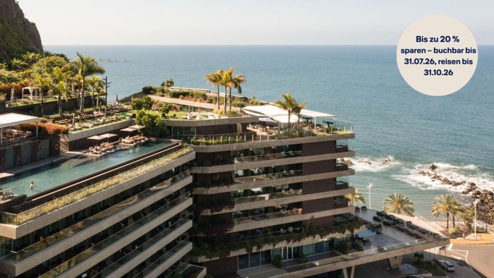 Modernes Gebäude des Saccharum Resort auf Madeira mit spektakulärer Dachterrasse und Infinity-Pool, direkt am Meer gelegen und mit weitem Blick auf den Atlantik | © Saccharum Resort