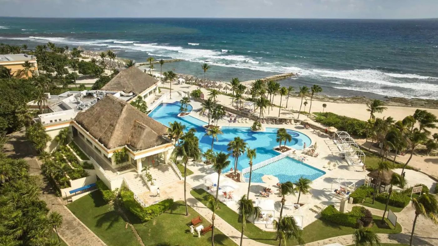 Übersicht des Bahia Principe Explore Akumal mit Poolanlage, angrenzendem Sandstrand und Blick auf das Meer | © Bahia Principe Explore Akumal