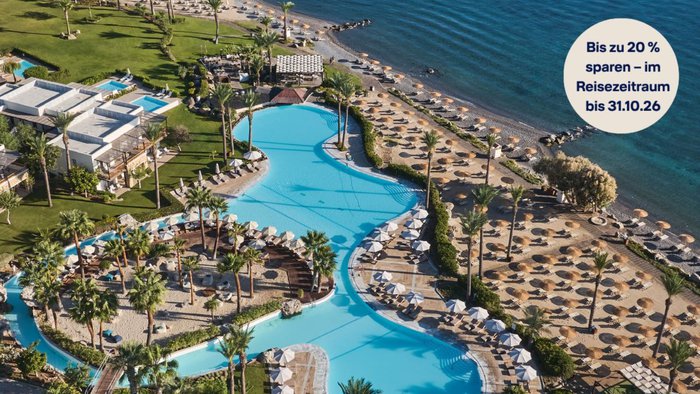 Überblick über die weitläufige Anlage des Grecotel LUXME Kos mit mehreren Pools, tropischen Gartenlandschaften und direkter Lage am Strand der Ägäis | © Grecotel Hotels & Resorts
