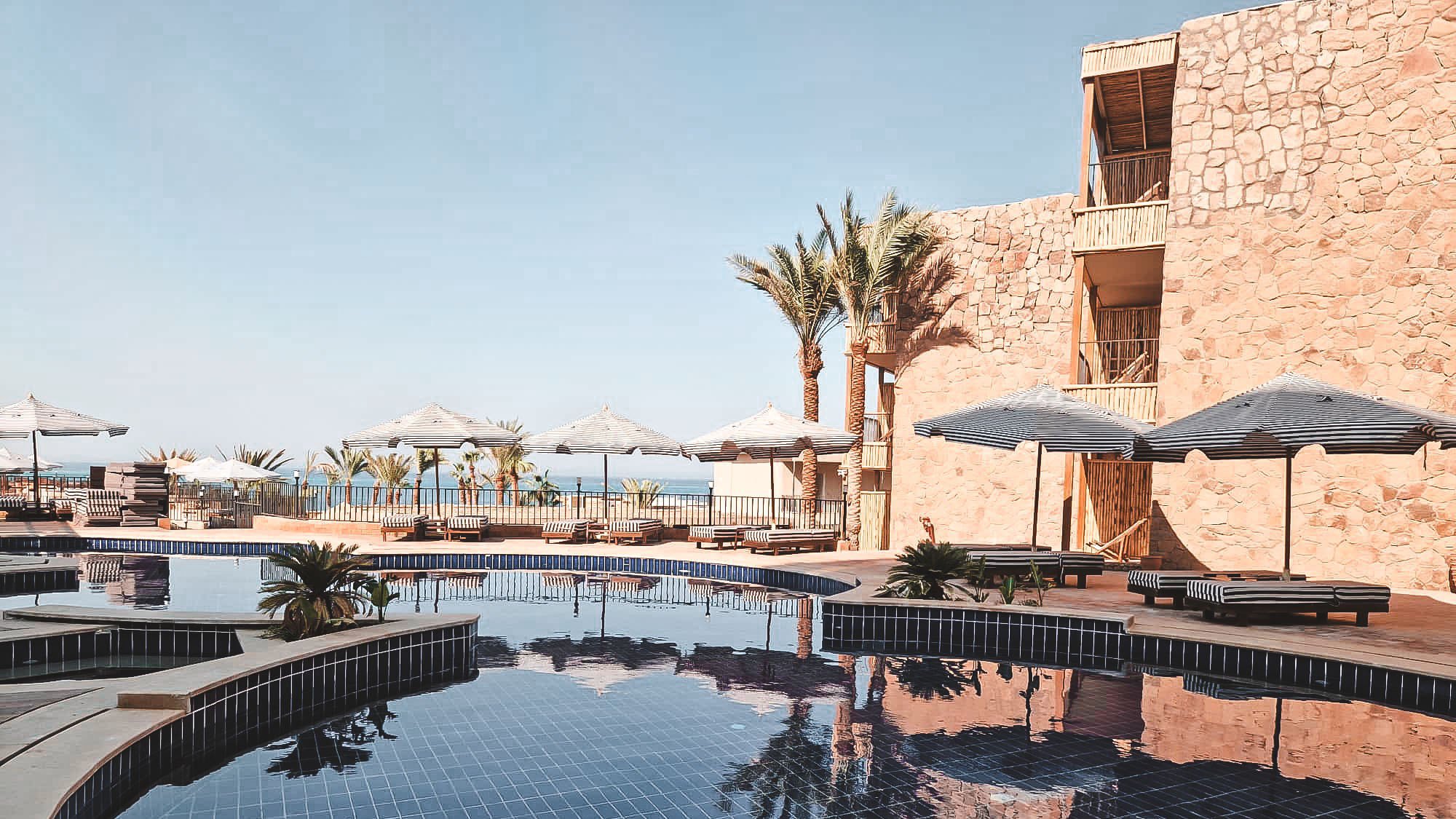 Blick auf den Pool mit Meer im Hintergrund | © ananea Hurghada