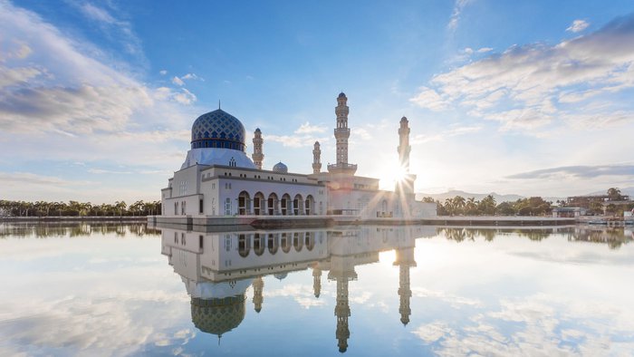 Die Kota Kinabalu City Mosque (Floating Mosque) unter blauem Himmel in Kota Kinabalu, Malaysia | © Getty Images