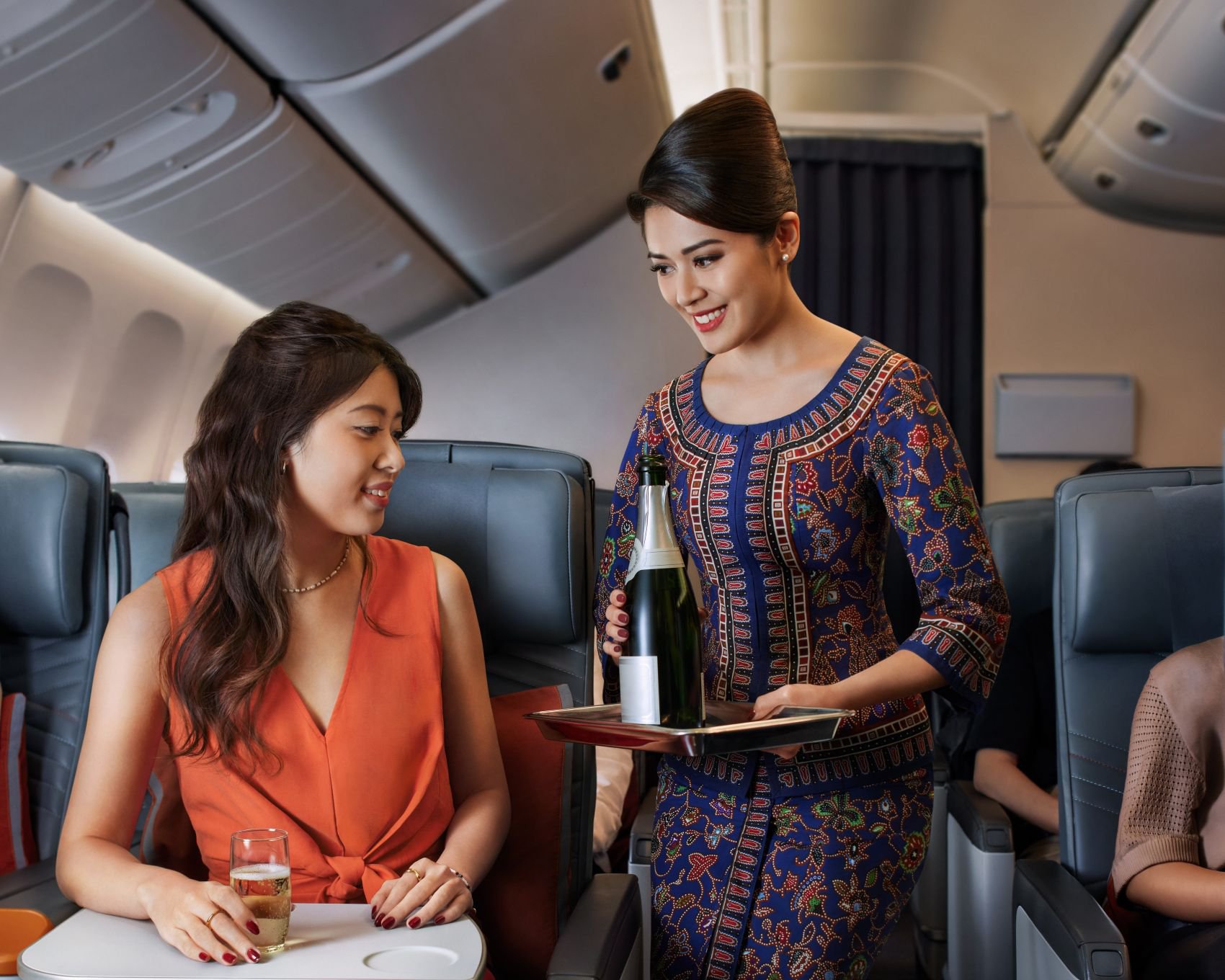 Flugbegleiterin und Passagierin an Bord eines Singapore Airlines Fluges | © Singapore Airlines