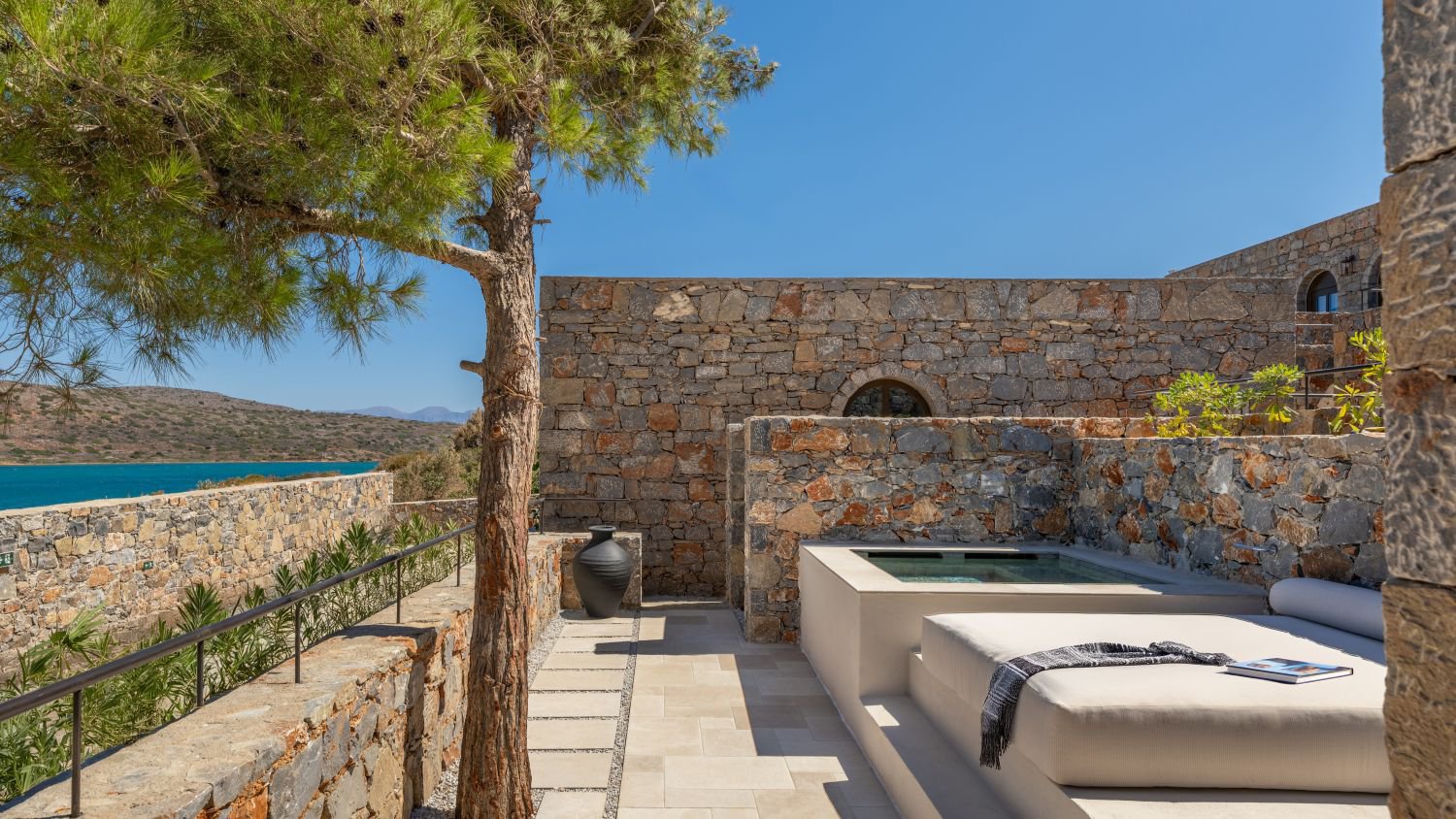 Blick von der Aqua Suite auf die Insel Spinalonga und das glitzernde Meer | © DERTOUR