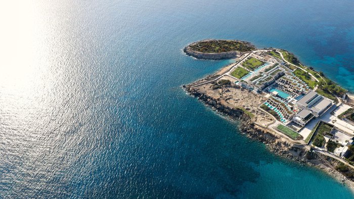 Weitläufige Anlage mit eleganten Gebäuden des AMOH a Luxury Collection Resort Rhodes auf einer privaten Halbinsel, umgeben vom tiefblauen Mittelmeer und eingebettet in eine exklusive Küstenlandschaft | © AMOH a Luxury Collection Resort Rhodes