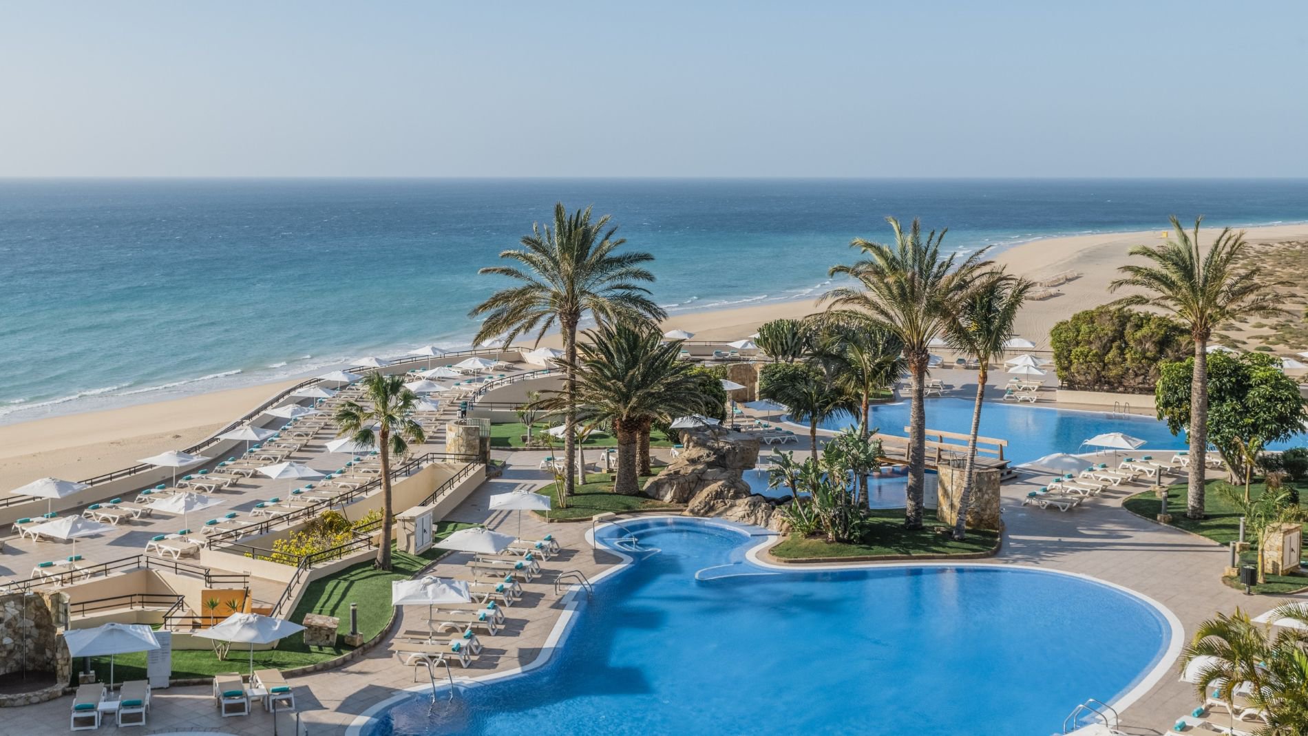 Poolbereich und Strand des Iberostar Waves Gaviotas Park auf Fuerteventura | © Iberostar Hotels & Resorts