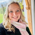 Nicole Mandl, Autorin Wochenteiler im Dirndl in der Natur