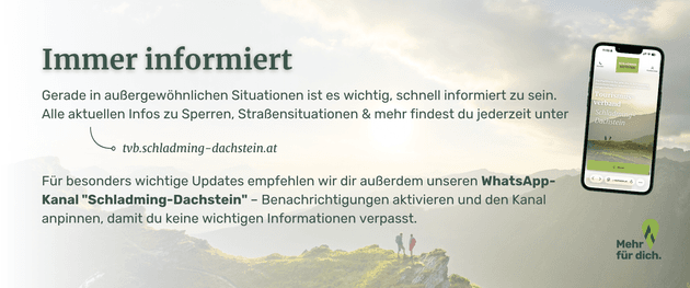 Banner mit dem Hinweis auf aktuelle Informationen zu Straßensperren, Verkehrslage und wichtigen Updates in Schladming-Dachstein. Verweis auf die Website tvb.schladming-dachstein.at sowie den WhatsApp-Kanal „Schladming-Dachstein“. Rechts ist ein Smartphone mit der Website der Region abgebildet.