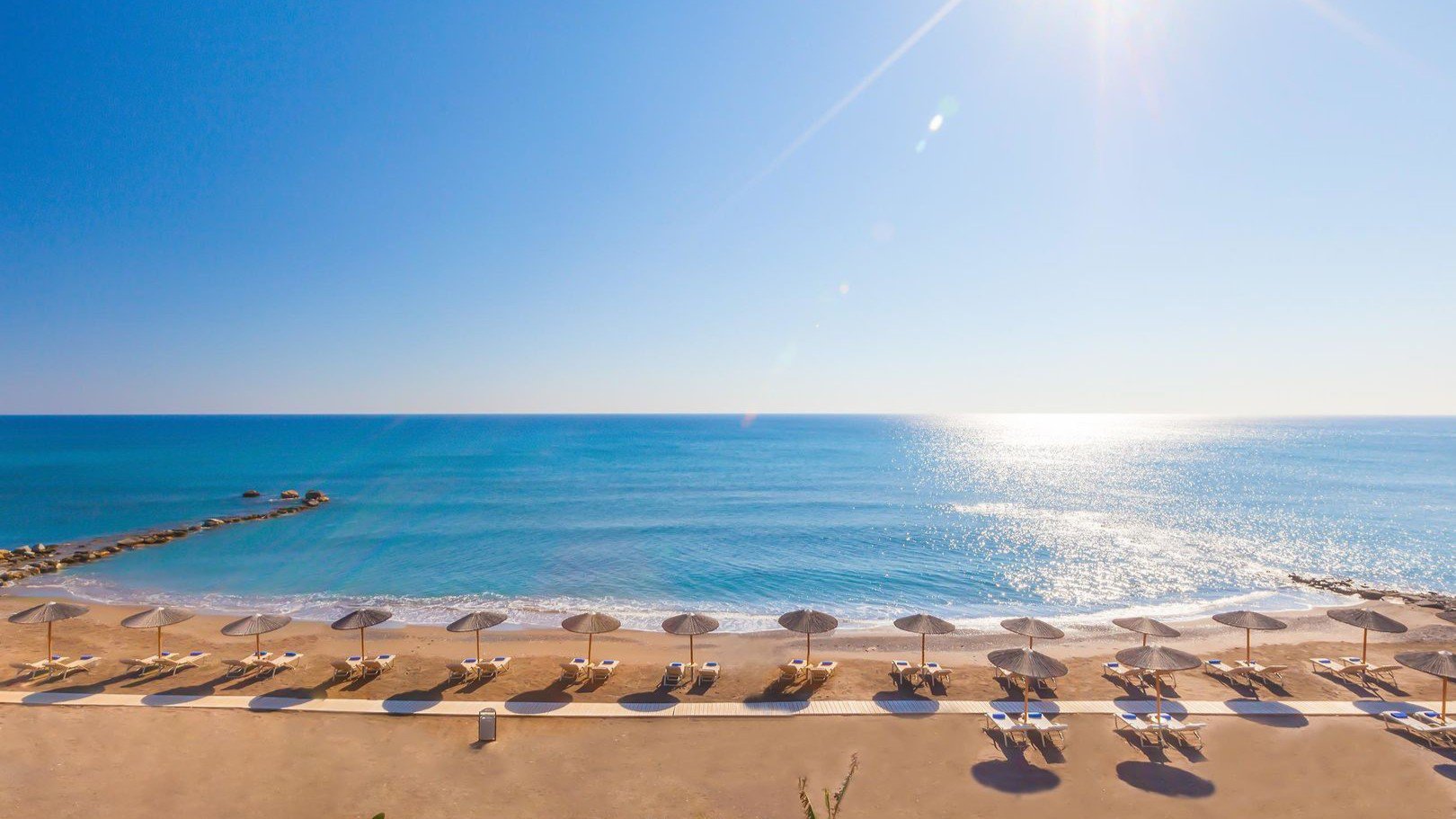 Privatstrand des Atrium Prestige auf Rhodos mit Liegen und Sonnenschirmen | © Atrium Prestige