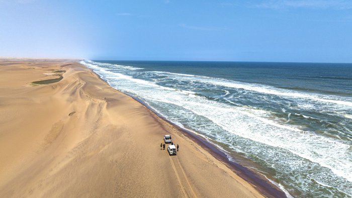 Geländewagen auf einer Sanddüne in der Namib-Wüste im Iona-Nationalpark in Angola | © Getty Images