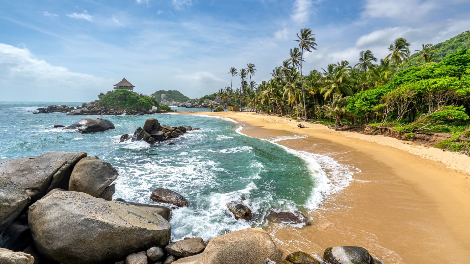 Berühmter Strand von Cabo San Juan im Tayrona Nationalpark am Fuße des Karibischen Meeres und Sierra Nevada de Santa Marta Mountains in Kolumbien, Südamerika | © Getty Images