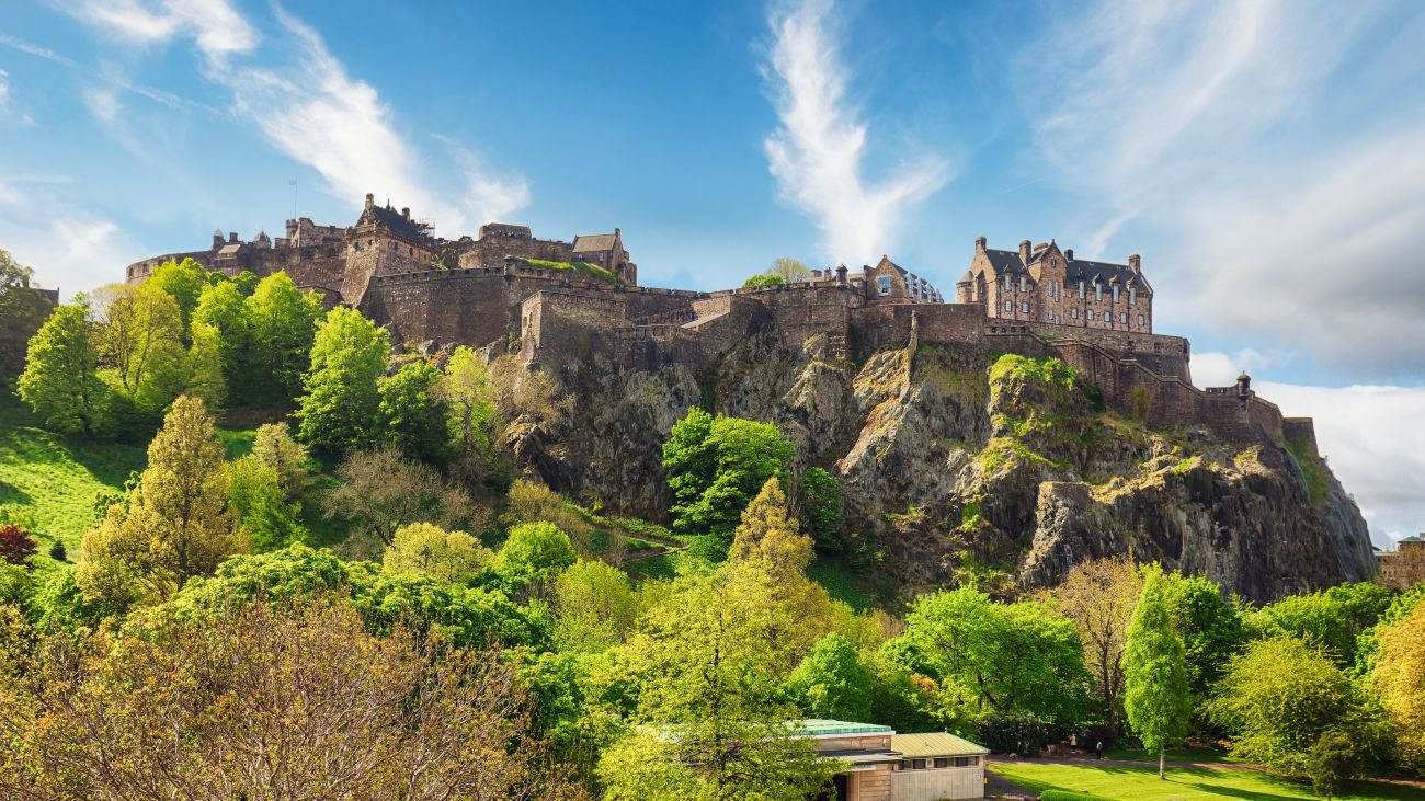 Castle Hill in Edinburgh mit grünem Gras und blauem Himmel, Schottland, UK | © Getty Images