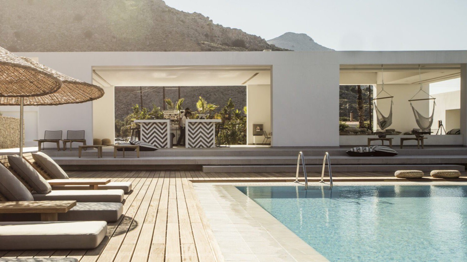 Moderner Pool im Casa Cook Rhodes mit Sonnenliegen, Lounge-Bereichen und Bar | © Casa Cook Rhodes/Georg Roske