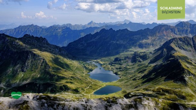 Die kristallklaren Giglachseen liegen eingebettet in einer beeindruckenden Alpenlandschaft und sind umgeben von saftig grünen Almwiesen sowie markanten Berggipfeln.