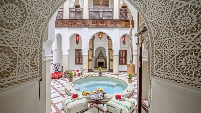 Blick in den Innenhof des Riad Safran et Cannelle & Spa mit traditioneller marokkanischer Architektur, Sitzbereichen und entspannter Atmosphäre im Herzen der Medina von Marrakesch | © DERTOUR