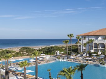 Poolbereich mit Liegen und Blick auf das Meer im Iberostar Selection Andalucía Playa | © Iberostar Hotels & Resorts