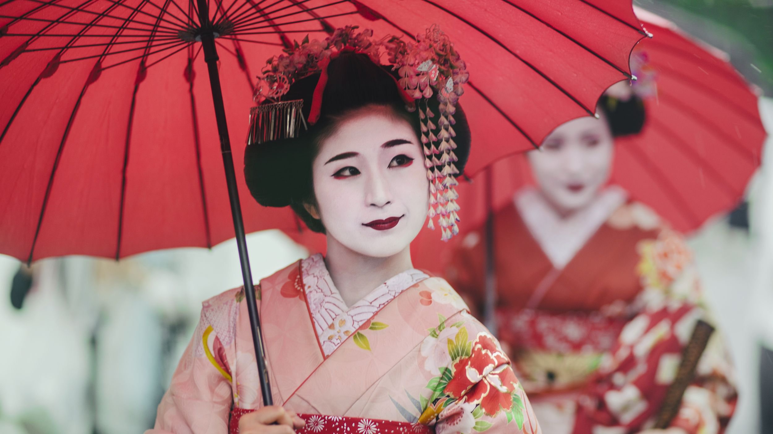Maiko, Geisha-Lehrlinge, in traditioneller Kleidung in Kyoto, Japan | © Getty Images