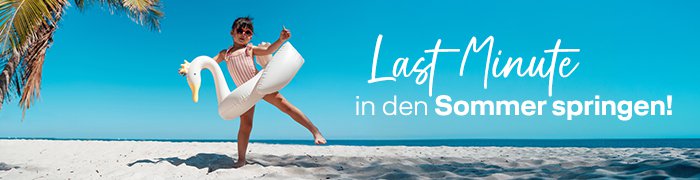 Last Minute in den Sommer springen! Kleines Mädchen mit Schwimmring in Form eines Schwans beim fröhlichen Spielen am Strand | © Getty Images